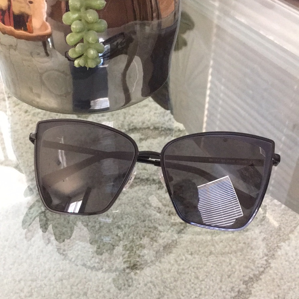 Black DIFF Eyewear 🕶